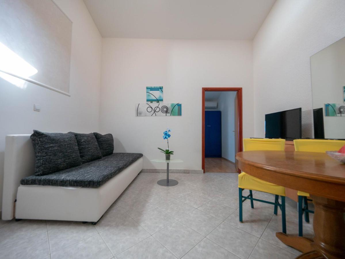 Cozy Apartment With Breakfast On Request 1 Pula Bagian luar foto