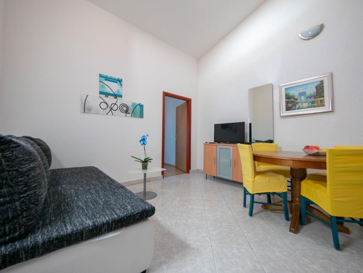 Cozy Apartment With Breakfast On Request 1 Pula Bagian luar foto